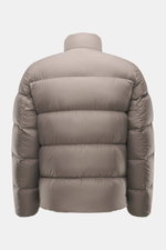 Woolrich Daunenjacke taupe von hinten, hochwertige Microfaser, geschmeidiger Griff, wärmende Daunenfüllung, Slim Fit, Zwei-Wege-Reißverschluss.