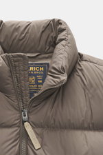 Woolrich Daunenjacke taupe, Nahaufnahme von oben, hochwertig mit Microfaser, Slim Fit, Daunenfüllung, Zwei-Wege-Reißverschluss, paspelierte Taschen.