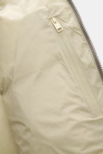 Nahaufnahme der Woolrich Daunenjacke taupe mit hochwertiger Microfaser, geschmeidigem Griff, wärmender Daunenfüllung, Slim Fit, robustem Zwei-Wege-Reißverschluss, paspelierten Fronttaschen, regulierbarem Saum, gestepptem Futterstoff und zwei Innentaschen,