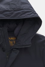 Nahaufnahme des Wattierten Kapuzenbereichs des Woolrich Daunenparka 'Stretch Arctic' navy, hochwertige Microfaser, weicher Griff, wind- und wasserabweisend, leichte Daunenfüllung, Slim Fit, robuster Zwei-Wege-Reißverschluss, Windblende mit Knöpfen, Handwä