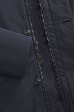 Woolrich Daunenparka 'Stretch Arctic' navy Detailaufnahme von vorne, hochwertig in Microfaser, weicher Griff, wind- und wasserabweisend, leichte Daunenfüllung, Slim Fit, robuster Zwei-Wege-Reißverschluss mit Windblende und Knöpfen, wattierte Kapuze, Handw