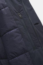 Nahaufnahme in schräger Perspektive des robusten Zwei-Wege-Reißverschlusses des Woolrich Daunenparka 'Stretch Arctic' navy aus hochwertiger Microfaser mit weichem Griff, wind- und wasserabweisend, leichter Daunenfüllung, Slim Fit, Windblende mit Knöpfen, 