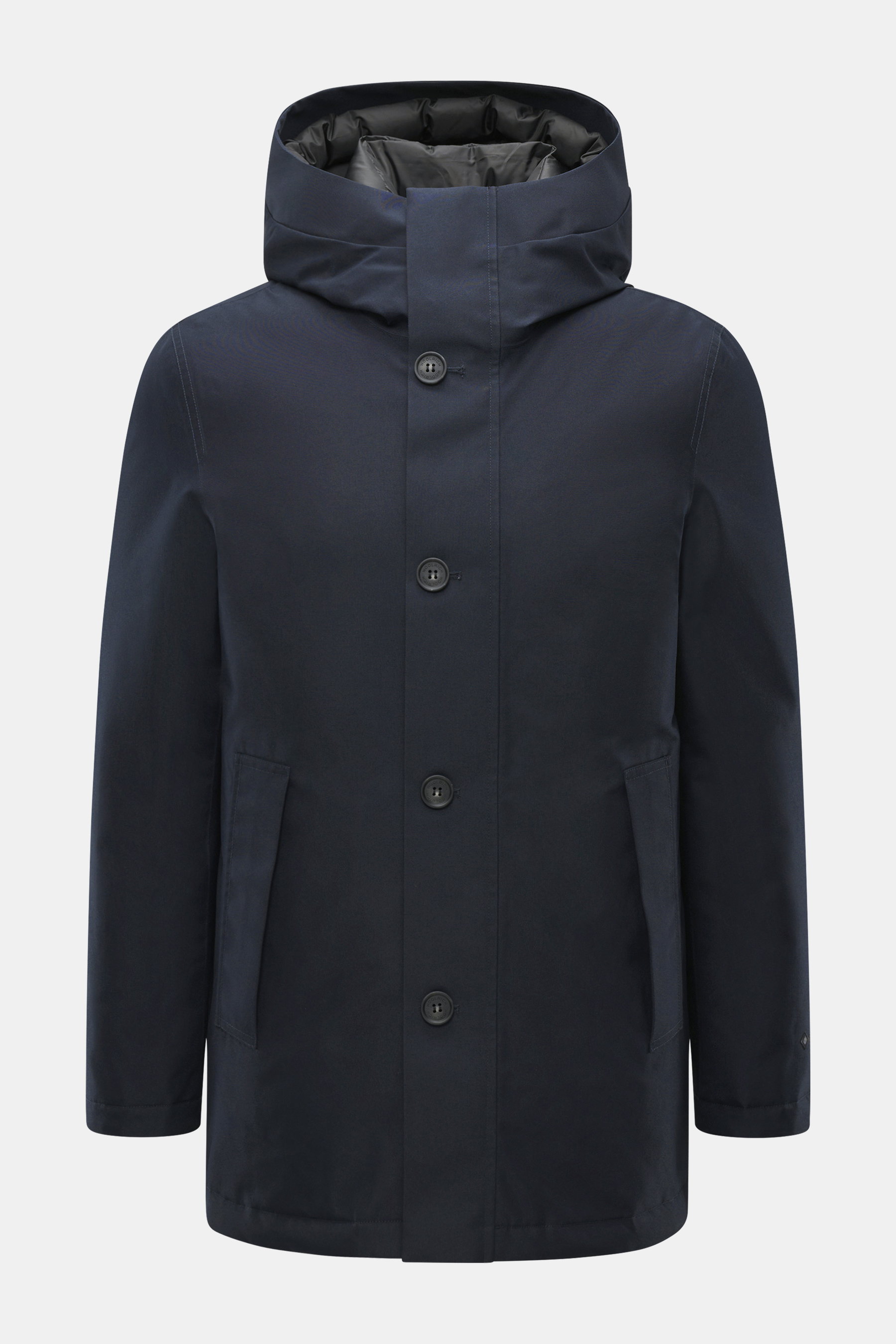 Frontansicht der Woolrich Daunenjacke 'Heavy GTX' navy aus hochwertiger Microfaser, wind- und wasserabweisend, mit wärmender Daunenfüllung, Slim Fit, robustem Zwei-Wege-Reißverschluss, Windblende mit Knöpfen, hoch schließendem Kragen mit Kapuze, Eingrifft