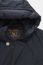 Woolrich Daunenparka 'Arctic Parka' navy, Nahaufnahme von innen und Kapuze, Daunenfüllung, Slim Fit, wind- und wasserabweisend, robuster Winterklassiker.