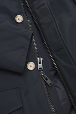 Woolrich Daunenparka 'Arctic Parka' navy, Detailaufnahme von Reißverschluss, Knöpfen, Taschen, Baumwoll-Microfaser-Mix, Slim Fit, warme Daunenfüllung.