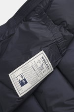 Woolrich Daunenparka 'Arctic Parka' navy Detailaufnahme von innen mit Label, hochwertiger Daunenfüllung, wind- und wasserabweisend, Slim Fit.