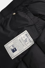 Woolrich Down parka 'Arctic Parka' black close-up from above showing label, smooth lining, and stitching details in cotton-microfibre blend.