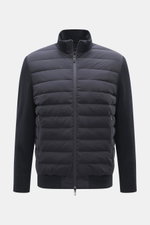 Emporio Armani Daunenjacke navy, sportlich-leger, Slim Fit mit Stehkragen, Strickärmel-Einsätzen, Zipper-Fronttaschen, von vorne fotografiert.