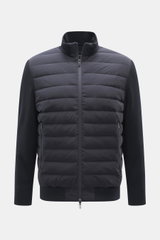 Emporio Armani Daunenjacke navy, sportlich-leger, Slim Fit mit Stehkragen, Strickärmel-Einsätzen, Zipper-Fronttaschen, von vorne fotografiert.