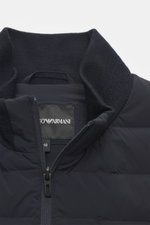 Emporio Armani Daunenjacke navy im Slim Fit von oben fotografiert, stehend mit Strickärmel-Einsätzen, Microfaser, leichter Daunenfüllung, Stehkragen, Zipper-Fronttaschen, geschmeidigem Futterstoff und vier Innentaschen. Sportlich-leger für die kalte Jahre