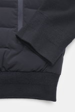 Nahaufnahme der Strickärmel-Einsätze und Microfaser-Oberfläche der Emporio Armani Daunenjacke navy, sportlich-leger, slim fit.