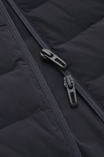 Alt-Tag (124 Zeichen): Nahaufnahme der Zipper-Fronttaschen der Emporio Armani Daunenjacke navy aus hochwertiger Microfaser, Slim Fit, Stehkragen.