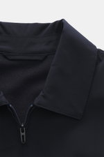 Emporio Armani Blouson navy, Nahaufnahme von Umlegekragen und robuster Zwei-Wege-Reißverschluss, Mix aus Viskose und Microfaser, weicher Griff, leichte Wattierung.
