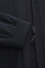 Nahaufnahme des Emporio Armani Blouson navy von vorne, zeigt weichen Griff, leichte Wattierung, Regular Fit, robusten Zwei-Wege-Reißverschluss, Umlegekragen, drei Zipper-Fronttaschen, regulierbare elastische Ärmelabschlüsse, flexiblen Saumabschluss, gesch