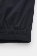 Nahaufnahme des elastischen Saumabschlusses des Emporio Armani Blouson navy, Mix aus Viskose und Microfaser, weicher Griff, leichte Wattierung, Regular Fit, robuster Zwei-Wege-Reißverschluss, Umlegekragen, drei Zipper-Fronttaschen, regulierbare elastische