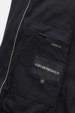 Nahaufnahme des Emporio Armani Blouson navy von innen, zeigt weichen Griff, leichte Wattierung, drei Zipper-Fronttaschen, zwei Innentaschen und Futter.