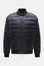 Emporio Armani Daunen-Wendeblouson navy, Frontansicht, hochwertige Microfaser, weicher Griff, leichte Daunenfüllung, wendbar, Regular Fit, robuster Zwei-Wege-Reißverschluss, klassischer Blousonkragen, paspelierte Fronttaschen, elastische Saum- und Ärmelbü