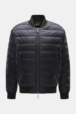 Emporio Armani Daunen-Wendeblouson navy, Frontansicht, hochwertige Microfaser, weicher Griff, leichte Daunenfüllung, wendbar, Regular Fit, robuster Zwei-Wege-Reißverschluss, klassischer Blousonkragen, paspelierte Fronttaschen, elastische Saum- und Ärmelbü