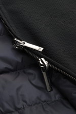 Nahaufnahme des robusten Zwei-Wege-Reißverschlusses am Emporio Armani Daunen-Wendeblouson navy, hochwertige Microfaser, weicher Griff, leichte Daunenfüllung, wendbar, Regular Fit, klassischer Blousonkragen, paspelierte Fronttaschen, elastische Saum- und Ä