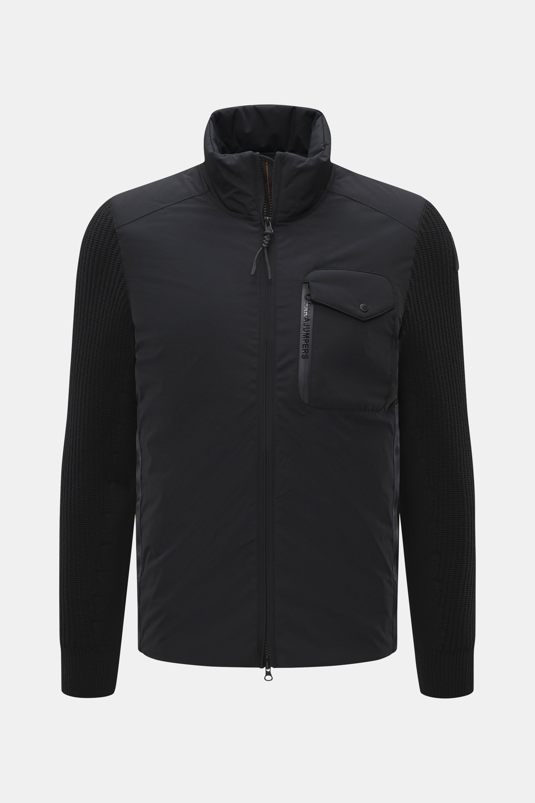 Parajumpers Strickjacke 'Steel River' schwarz, frontal fotografiert, hochwertige Microfaser, weicher Griff, grobes Patentstrick-Design, Slim Fit, Zwei-Wege-Reißverschluss, hochschließender Stehkragen, aufgesetzte Brusttasche, PARAJUMPERS-Weblabel am Obera
