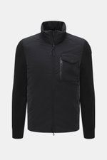 Parajumpers Strickjacke 'Steel River' schwarz, frontal fotografiert, hochwertige Microfaser, weicher Griff, grobes Patentstrick-Design, Slim Fit, Zwei-Wege-Reißverschluss, hochschließender Stehkragen, aufgesetzte Brusttasche, PARAJUMPERS-Weblabel am Obera