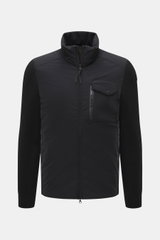Parajumpers Strickjacke 'Steel River' schwarz, frontal fotografiert, hochwertige Microfaser, weicher Griff, grobes Patentstrick-Design, Slim Fit, Zwei-Wege-Reißverschluss, hochschließender Stehkragen, aufgesetzte Brusttasche, PARAJUMPERS-Weblabel am Obera