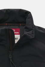 Nahaufnahme von Kragen und Reißverschluss der Parajumpers Strickjacke 'Steel River' schwarz, hochwertige Microfaser, weicher Griff, Slim Fit, aufgesetzte Brusttasche, Zwei-Wege-Reißverschluss, hochschließender Stehkragen, PARAJUMPERS-Weblabel am Oberarm, 