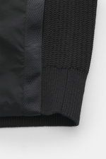 Parajumpers Strickjacke 'Steel River' schwarz, Detailansicht von unten, grobes Patentstrick-Design, hochwertige Microfaser, weicher Griff, Slim Fit, Zwei-Wege-Reißverschluss, Stehkragen, Brusttasche, PARAJUMPERS-Weblabel am Oberarm, Nahttaschen.