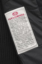 Parajumpers Strickjacke 'Steel River' schwarz, Detailaufnahme Innenlabel, hochwertige Microfaser, weicher Griff, grobes Patentstrick, Slim Fit, Zwei-Wege-Reißverschluss, Stehkragen, Brusttasche, Weblabel Oberarm, Nahttaschen.