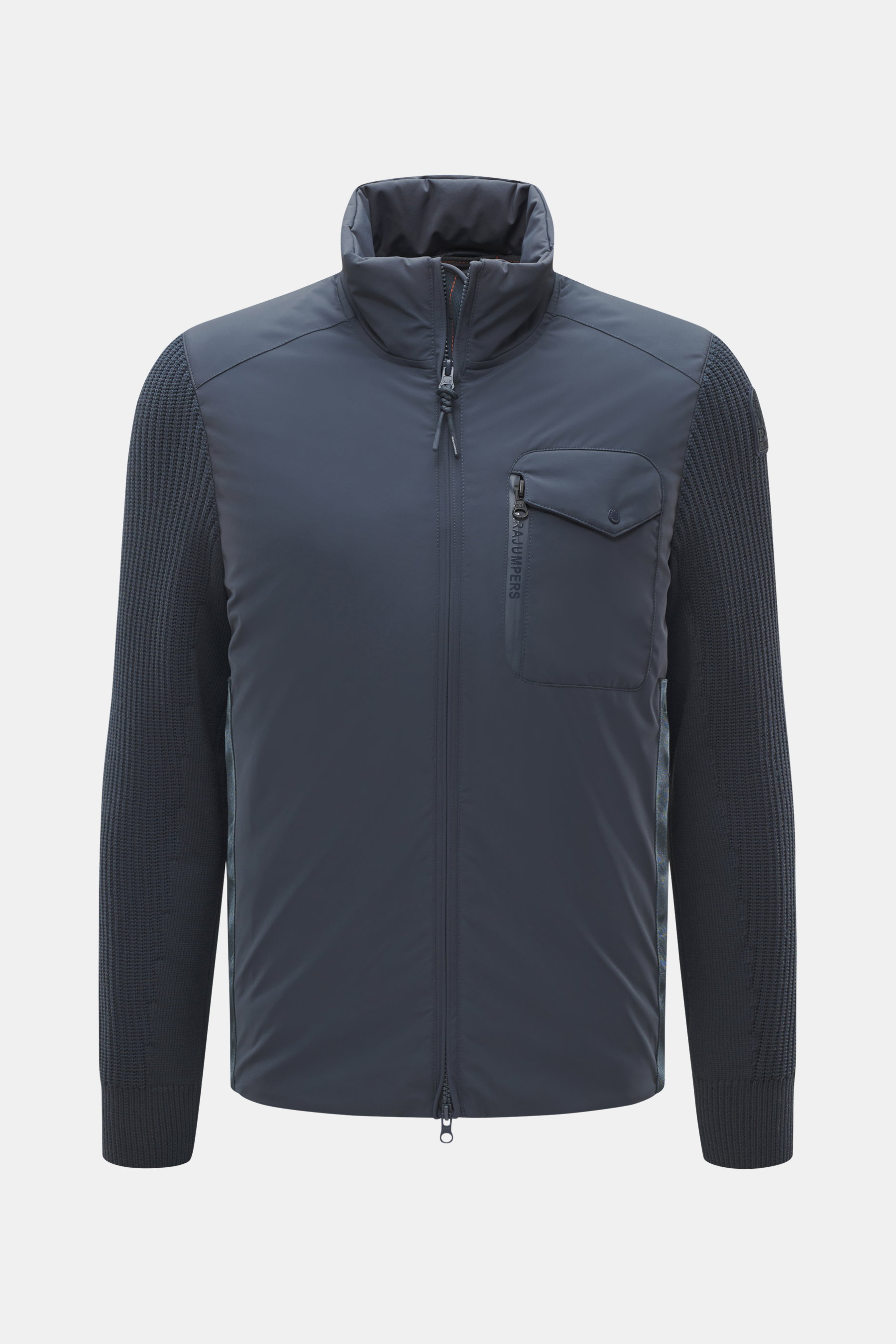 Parajumpers Strickjacke 'Steel River' graublau, frontal fotografiert, hochwertige Microfaser, weicher Griff, grobes Patentstrick-Design, Slim Fit, Zwei-Wege-Reißverschluss, hochschließender Stehkragen, aufgesetzte Brusttasche, PARAJUMPERS-Weblabel am Ober