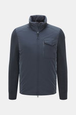 Parajumpers Strickjacke 'Steel River' graublau, frontal fotografiert, hochwertige Microfaser, weicher Griff, grobes Patentstrick-Design, Slim Fit, Zwei-Wege-Reißverschluss, hochschließender Stehkragen, aufgesetzte Brusttasche, PARAJUMPERS-Weblabel am Ober