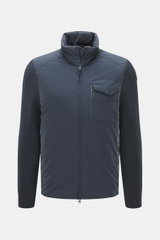 Parajumpers Strickjacke 'Steel River' graublau, frontal fotografiert, hochwertige Microfaser, weicher Griff, grobes Patentstrick-Design, Slim Fit, Zwei-Wege-Reißverschluss, hochschließender Stehkragen, aufgesetzte Brusttasche, PARAJUMPERS-Weblabel am Ober