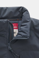 Nahaufnahme der Parajumpers Strickjacke 'Steel River' graublau von vorne, hochwertig aus Microfaser mit weichem Griff, grobem Patentstrick-Design, Slim Fit, Zwei-Wege-Reißverschluss, hochschließendem Stehkragen, aufgesetzter Brusttasche, PARAJUMPERS-Webla