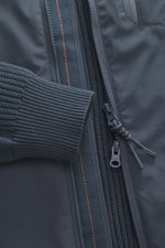 Parajumpers Strickjacke 'Steel River' graublau, Nahaufnahme Frontansicht mit grobem Patentstrick-Design, hochwertiger Microfaser, weicher Griff, Slim Fit, Zwei-Wege-Reißverschluss, hochschließendem Stehkragen, aufgesetzter Brusttasche, PARAJUMPERS-Weblabe