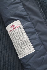 Parajumpers Strickjacke 'Steel River' graublau, Detailaufnahme von innen, hochwertige Microfaser, weicher Griff, grobes Patentstrick-Design, Slim Fit, Zwei-Wege-Reißverschluss, hochschließender Stehkragen, aufgesetzte Brusttasche, PARAJUMPERS-Weblabel am 