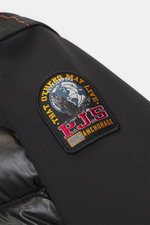 Parajumpers Softshell-Daunenjacke 'Vigolo' schwarz Nahaufnahme von Patch am Oberarm, Ripstop Microfaser, Softshell, Daunen, Slim Fit, wasserabweisend.