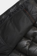 Nahaufnahme aus Innenperspektive der Parajumpers Softshell-Daunenjacke 'Vigolo' schwarz mit Mesh-Innentasche, Ripstop-Mikrofaser, Softshell-Fleece, Daunenfüllung.