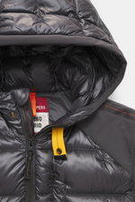 Parajumpers Softshell-Daunenjacke "Vigolo" dunkelgrau, Nahaufnahme von oben, Ripstop-Microfaser, Softshell-Fleece, Daunenfüllung, wasserabweisend, atmungsaktiv, Slim Fit, Zwei-Wege-Reißverschluss, Kapuze, Knopfriegel, Zipper-Taschen, Weblabel, elastische 