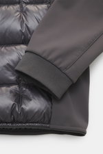 Nahaufnahme der Ärmelpartie der Parajumpers Softshell-Daunenjacke 'Vigolo' dunkelgrau, Ripstop-Microfaser, Softshell mit Fleece, Daunenfüllung, wasserabweisend, atmungsaktiv, Slim Fit, Zwei-Wege-Reißverschluss, Kapuze, Knopfriegel, Zipper-Brust- und Front