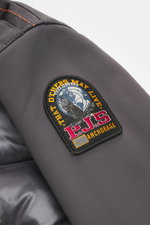 Parajumpers Softshell-Daunenjacke 'Vigolo' dunkelgrau, Nahaufnahme Ärmel mit PARAJUMPERS-Weblabel, Ripstop Microfaser, Softshell-Fleece, Daunenfüllung, wasserabweisend, atmungsaktiv, Slim Fit.