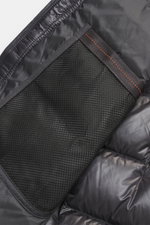 Nahaufnahme der Mesh-Innentasche der Parajumpers Softshell-Daunenjacke "Vigolo" dunkelgrau, Ripstop-Microfaser, Softshell mit Fleece, Daunenfüllung, wasserabweisend, atmungsaktiv.