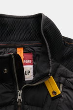 Nahaufnahme von Kragen und Reißverschluss der Parajumpers Daunenjacke 'Jayden' schwarz, hochwertige Microfaser, elastisches Wabengewebe, atmungsaktiv, Slim Fit, wind- und wasserabweisend, mit Stehkragen und robustem Zwei-Wege-Reißverschluss.