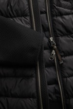 Nahaufnahme der Parajumpers Daunenjacke 'Jayden' schwarz von innen mit hochwertiger Microfaser, elastischem Wabengewebe an Ärmeln, glattem Griff, wind- und wasserabweisend, atmungsaktiv, Slim Fit, leichter Daunenfüllung, robustem Zwei-Wege-Reißverschluss 