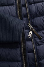 Parajumpers Daunenjacke 'Jayden' navy, Detailaufnahme frontal von Reißverschluss, elastischem Wabengewebe-Ärmel, atmungsaktiv, wind- und wasserabweisend, Slim Fit, leichte Daunenfüllung.