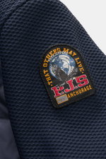 Nahaufnahme der Ärmel-Detailansicht der Parajumpers Daunenjacke 'Jayden' navy mit hochwertiger Microfaser, elastischem Wabengewebe und robustem Logo-Patch
