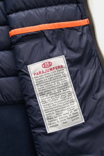 Nahaufnahme der Innenseite der Parajumpers Daunenjacke 'Jayden' navy, zeigt hochwertiges Microfaserfutter mit orangefarbenem Akzent, Label, glattem Griff, Slim Fit, elastische Ärmel, wind- und wasserabweisend, atmungsaktiv, leichte Daunenfüllung, zwei Inn