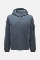 Parajumpers Jacke graublau, Frontansicht, Ribstop Microfaser, glatter Griff, Primaloft Wattierung, Slim Fit, Zwei-Wege-Reißverschluss, Kapuzenkragen, Brust- und Hüfttaschen mit Zipper, Ärmel-Zipper-Tasche, elastische Bündchen, glattes Futter, Innentasche.
