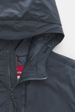 Nahaufnahme der Kapuze und des Kragens der graublauen Parajumpers Jacke, Ribstop Microfaser, Primaloft Wattierung, Slim Fit, Zwei-Wege-Reißverschluss, Brust- und Hüfttaschen mit Zipper, elastische Ärmelbündchen, glatter Griff und Futterstoff, Zipper-Tasch