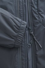 Nahaufnahme der graublauen Parajumpers Jacke mit Ribstop-Microfaser, glattem Griff, Primaloft-Wattierung, Slim Fit und Zwei-Wege-Reißverschluss.