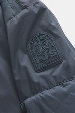 Nahaufnahme der Parajumpers Jacke graublau vom Oberarm mit PJS-Label, Ribstop-Microfaser, glattem Griff, Primaloft-Wattierung, Slim Fit und Zipper-Tasche.